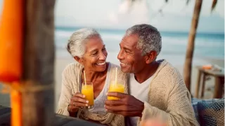 Renal Care Services - Pareja pacientes renales disfrutando en la playa