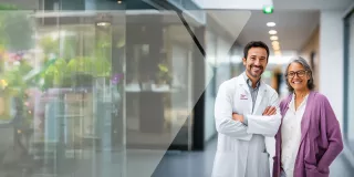 Renal Care Services - Doctor y paciente que tiene ERC