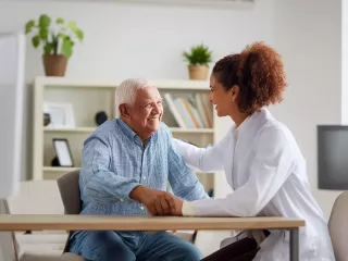 Renal Care Services - Doctora con adulto mayor paciente renal crónico