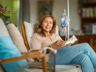 Renal Care Services - Mujer paciente renal tomando tratamiento de diálisis peritoneal