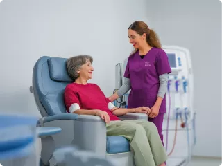 Renal Care Services - Paciente renal en tratamiento de hemodiálisis acompañada de profesional de la salud