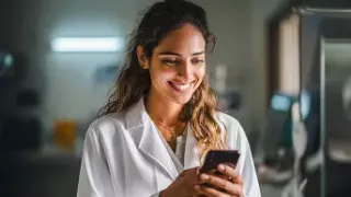 Renal Care Services - Doctora usando la app Nefroplus