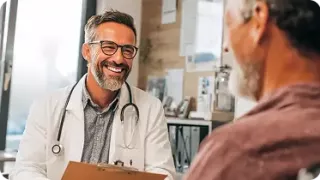 Renal Care Services - Doctor en consulta, identificando enfermedades renales