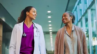 Renal Care Services - Doctora y paciente renal en pasillo