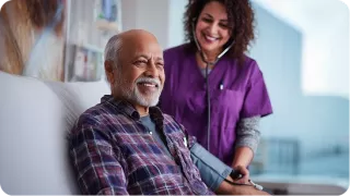 Renal care Services - Doctora con paciente de diabetes mellitus