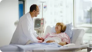 Renal Care Services - Doctor con paciente de enfermedad renal crónica