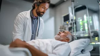 Renal Care Services - Doctor con paciente de hemodiálisis 