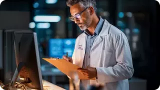 Renal Care Services - Doctor formulando tratamiento renal