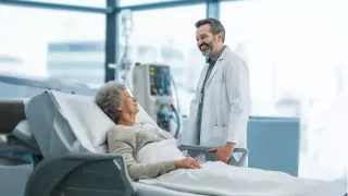 Renal Care Services - Doctor con paciente que tiene ERC