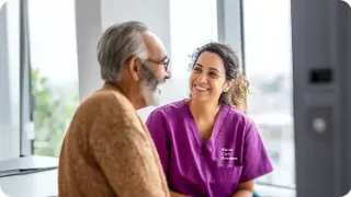 Renal Care Services - Especialista cuidando a paciente renal