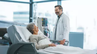 Renal Care Services - Doctor con paciente en tratamiento de diálisis