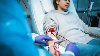 Renal Care Services - Mujer paciente en tratamiento de hemodiálisis