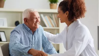 Renal Care Services - Doctora con paciente de nefroprotección