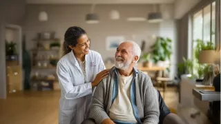 Renal Care Services - Doctora con paciente renal adulto mayor