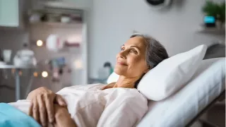 Renal Care Services - Mujer adulto mayor paciente renal en camilla