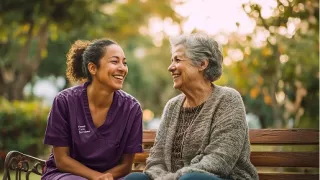 Renal Care Services - Enfermera hablando con paciente Nefroprotección