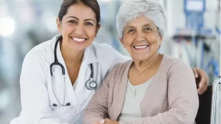 Renal Care Services - Nefróloga con paciente