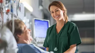 Renal Care Services - Trabajadora social con paciente renal