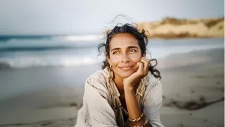 Renal Care Services - Paciente renal mujer joven en la playa