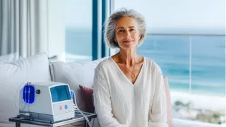 Renal Care Services - Paciente renal mujer adulto mayor en vacaciones