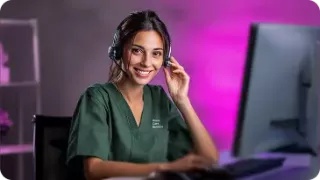 Renal Care Services - Doctora atendiendo nefrología especializada