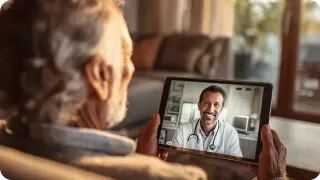 Renal Care Services - Paciente renal en teleconsulta con doctor
