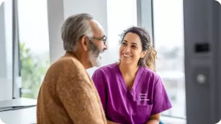 Renal Care Services - Doctora con paciente renal crónico