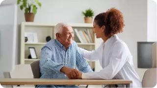 Renal Care Services - Doctora con paciente renal crónico adulto mayor en casa