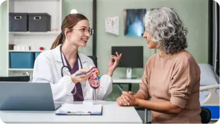 Renal Care Services - Doctora con paciente mujer identificando y previniendo enfermedades renales