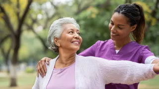 Renal Care Services - Doctora con paciente renal mujer en el parque