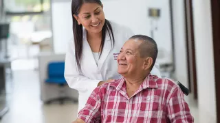 Renal Care Services - Doctora con paciente renal adulto mayor en silla de ruedas