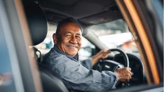 Renal Care Services - Paciente renal hombre conduciendo un carro