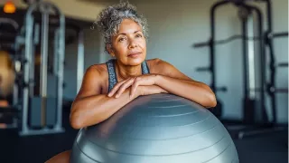 Renal Care Services - Paciente renal haciendo ejercicio en gimnasio