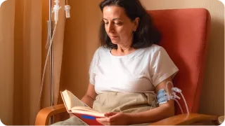 Renal Care Services - Paciente renal mujer tomando tratamiento de diálisis peritoneal manual
