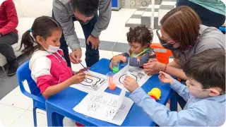 Renal Care Services - Niños realizando actividades en la fundación