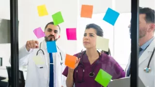Renal Care Services - Doctores planeando actividades
