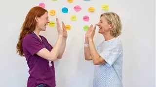 Renal Care Services - Doctora en actividad lúdica con paciente