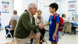 Renal Care Services - Paciente renal con nieto en la clínica