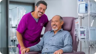 Renal Care Services - Doctor con paciente de diálisis peritoneal 