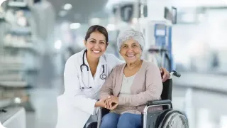 Renal Care Services - Docotora con paciente en silla de ruedas