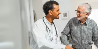 Renal Care Services - Paciente renal consultando al médico para un viaje