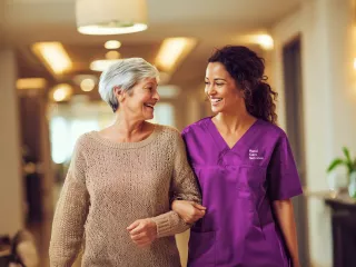 Renal Care Services - Doctora y paciente renal