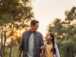 Renal Care Services - Padre e hija caminando por el bosque