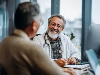 Renal Care Services - Doctor educando paciente con ERC