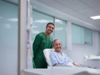 Renal Care Services - Doctor con paciente renal