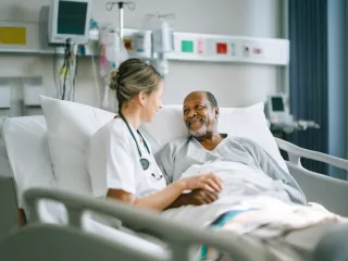 Renal Care Services - Doctora con paciente renal en hospital