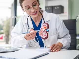 Renal Care Services - Doctora explicando tratamiento renal