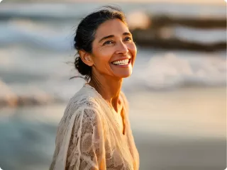 Renal Care Services - Mujer paciente renal feliz en playa