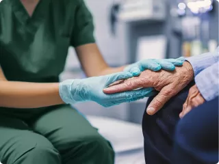 Renal Care Services - Preview video Manos de doctora atendiendo a paciente renal