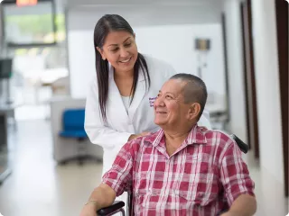 Renal Care Services - Preview video doctora con paciente renal en silla de ruedas